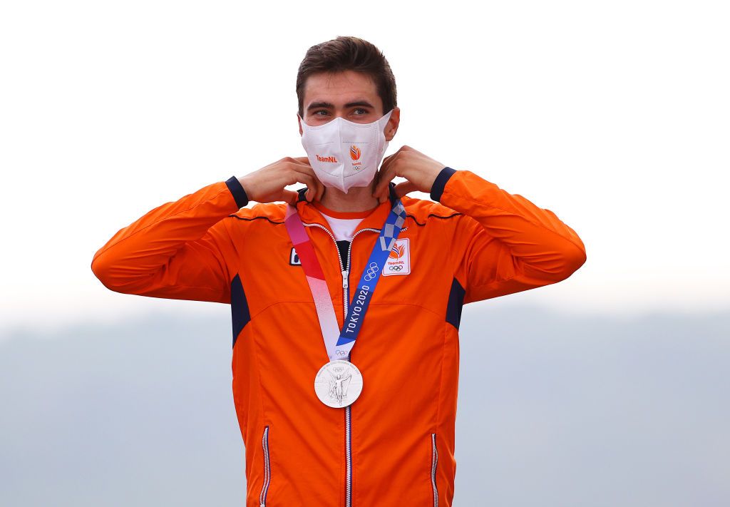 OYAMA JAPAN JULY 28 Tom Dumoulin of Team Netherlands poses with the silver medal after the Mens Individual time trial on day five of the Tokyo 2020 Olympic Games at Fuji International Speedway on July 28 2021 in Oyama Shizuoka Japan Photo by Tim de WaeleGetty Images