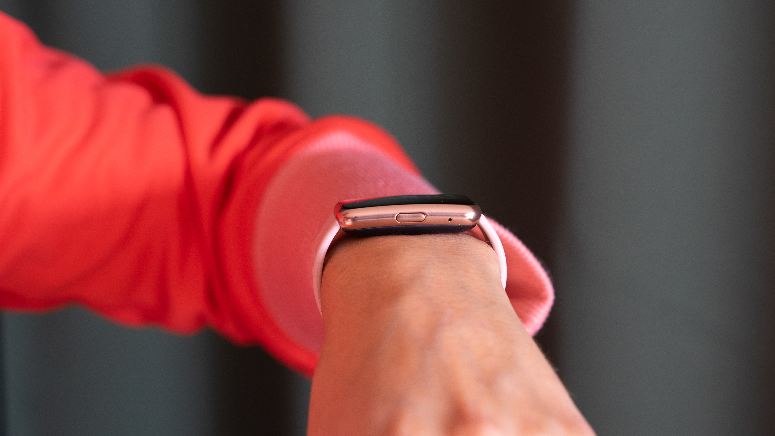 Huawei Watch Fit fäst runt handleden.