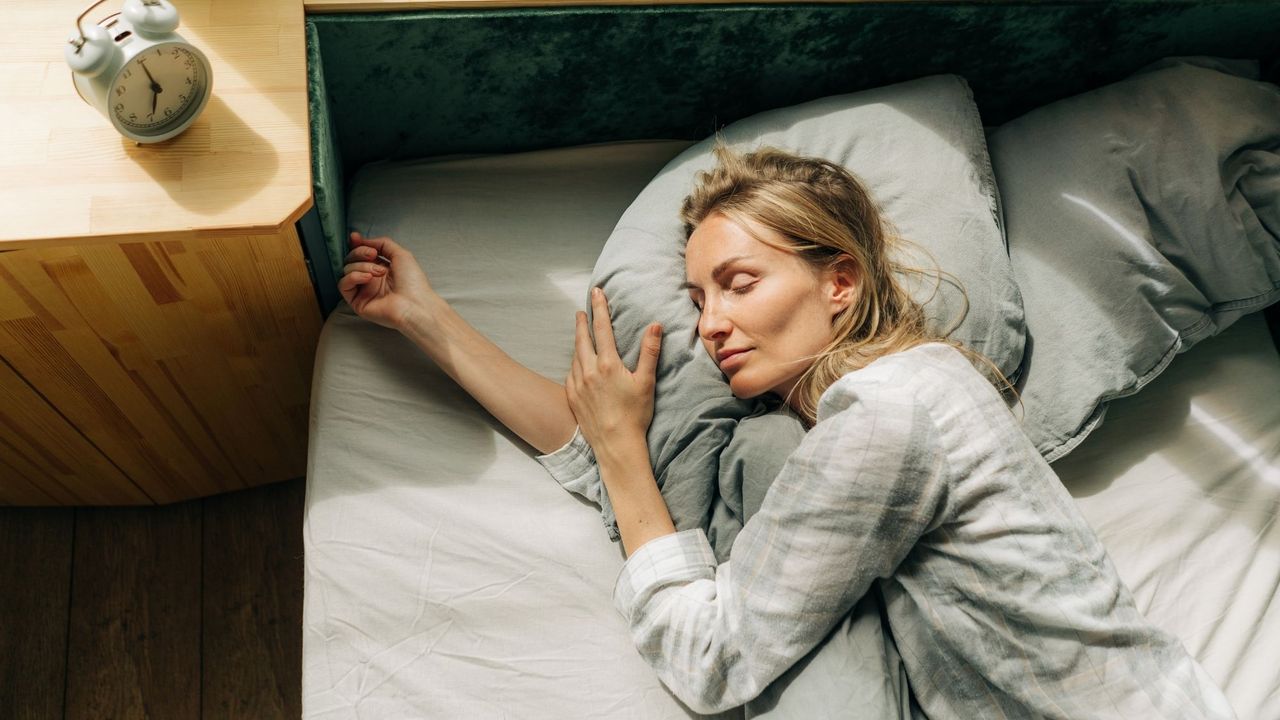 How to get out of bed when it&#039;s cold: A woman in bed