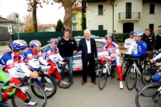 Gianni Savio briefs his riders