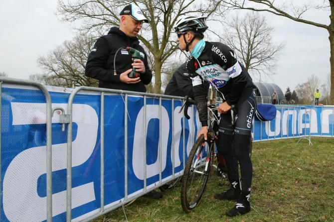 Zdenek Stybar talks tire pressure with his mechanic at the Hoogerheide venue