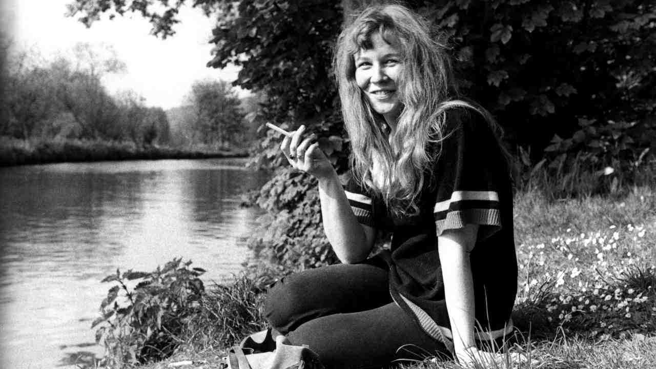 Sandy Denny posing for a photograph in the 1970s