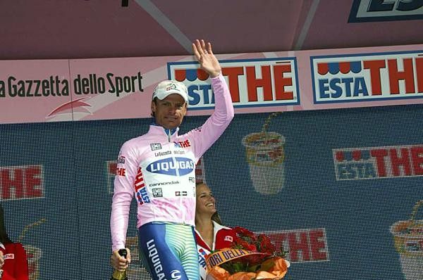 Danilo Di Luca (Liquigas) salutes the crowd like a rock star.