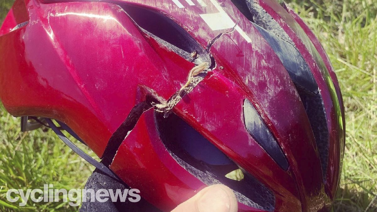 Cracked Met Rivale MIPS helmet