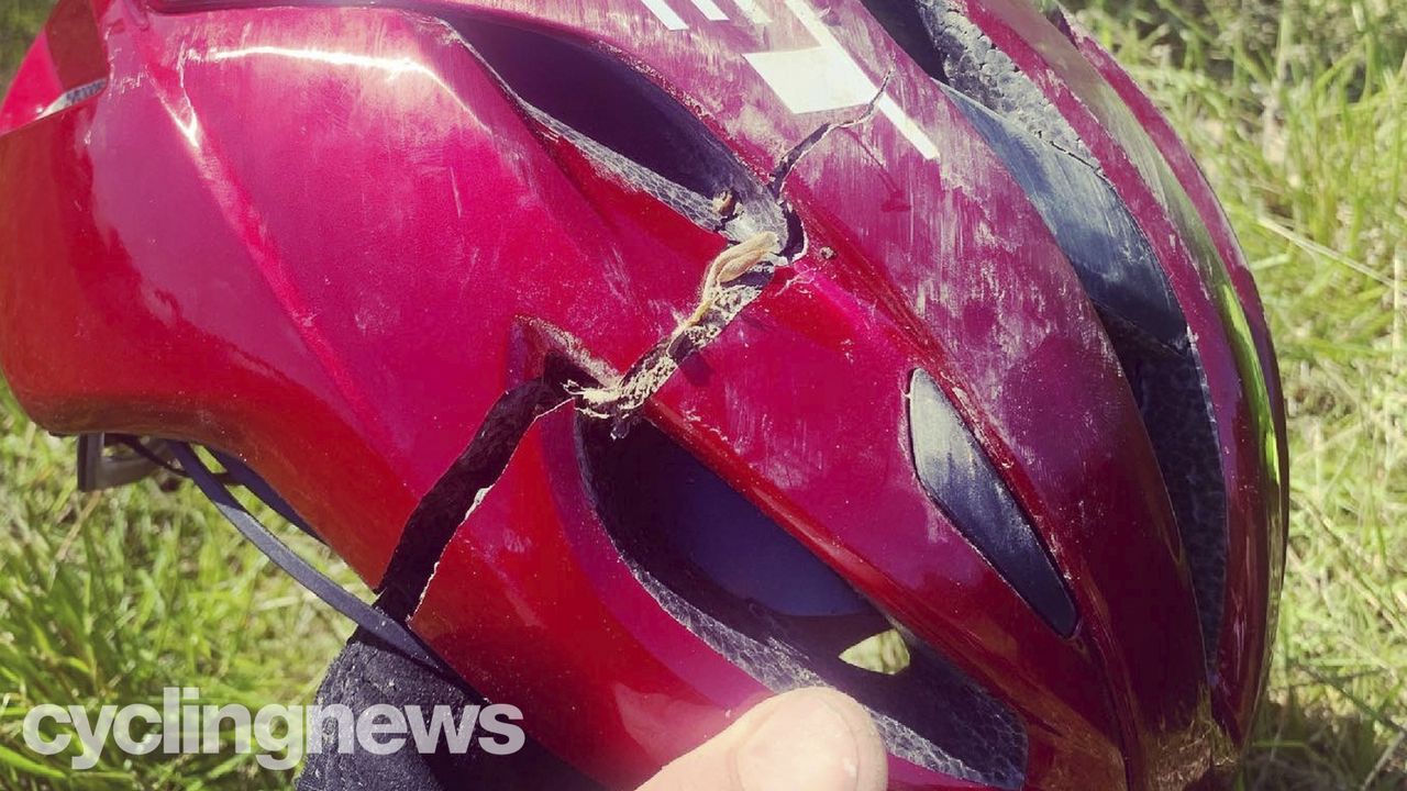 Cracked Met Rivale MIPS helmet