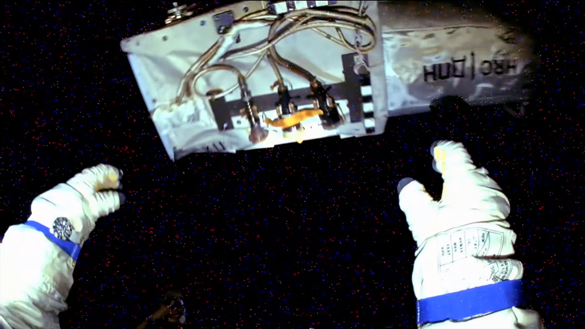 Uma câmera montada no capacete do traje espacial de um astronauta capturou a imagem das mãos de um astronauta depois que o astronauta deixou cair o dispositivo da câmera no vácuo do espaço.