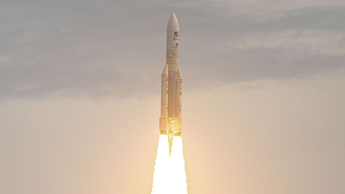 Relive the launch of Europe’s JUICE mission to Jupiter in these stunning photos
