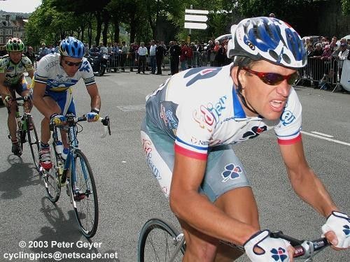 Jacky Durand was often in solo breaks but once in a while hung on to big cars as well, costing him to see the Champs-Elysees in 2002.