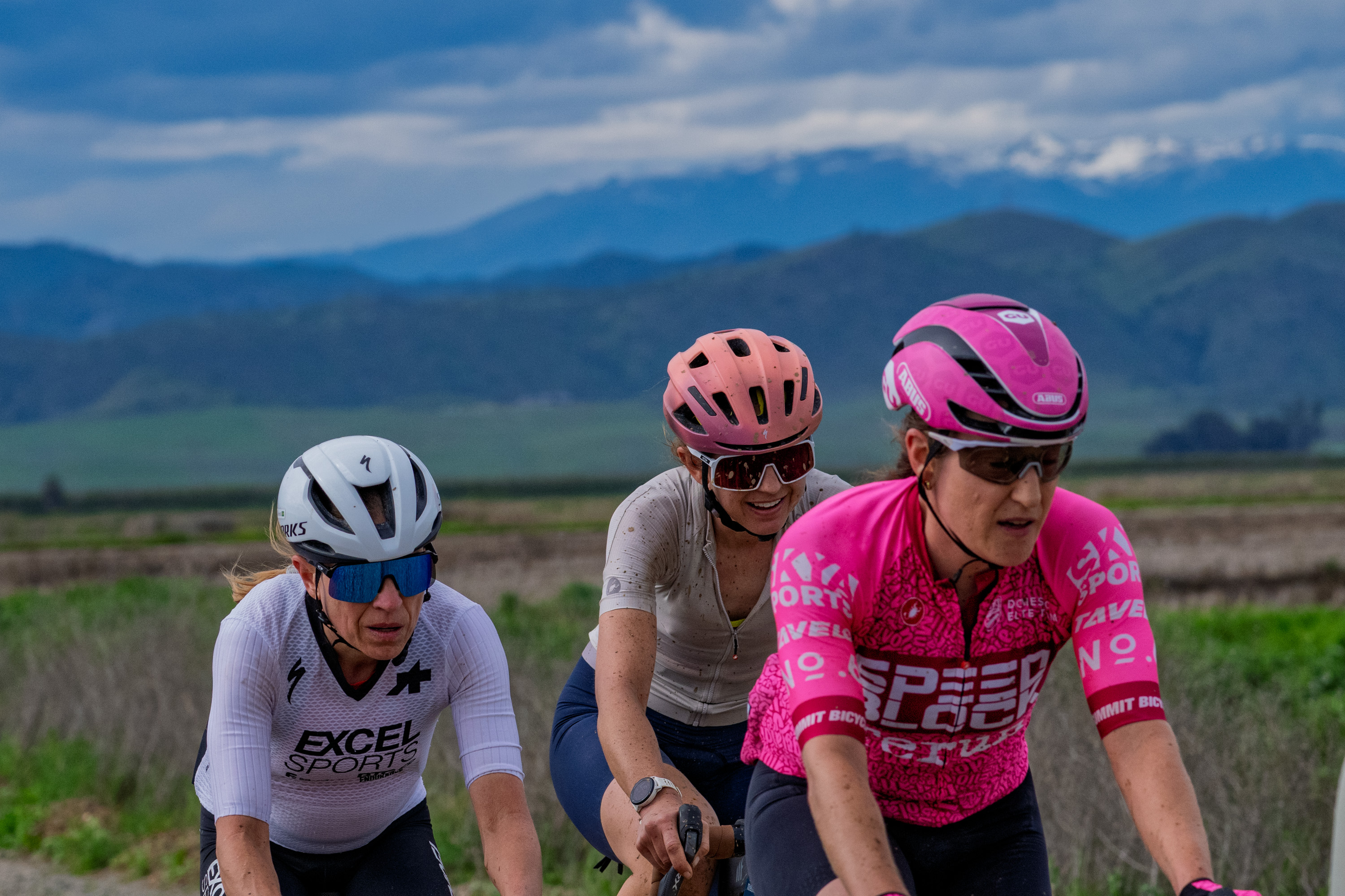 Eventual winner Alia Shafi of MAAP-Bike Tires Direct rides between Flavia Oliveira Parks of Excel Sports (left) and Jen Tav&amp;eacute; of SpeedBlock- Terun (right) in final miles of Huffmaster Hopper