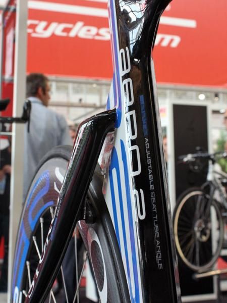 Air is apparently free to pass through the gap in between the seat tube and seat stays.