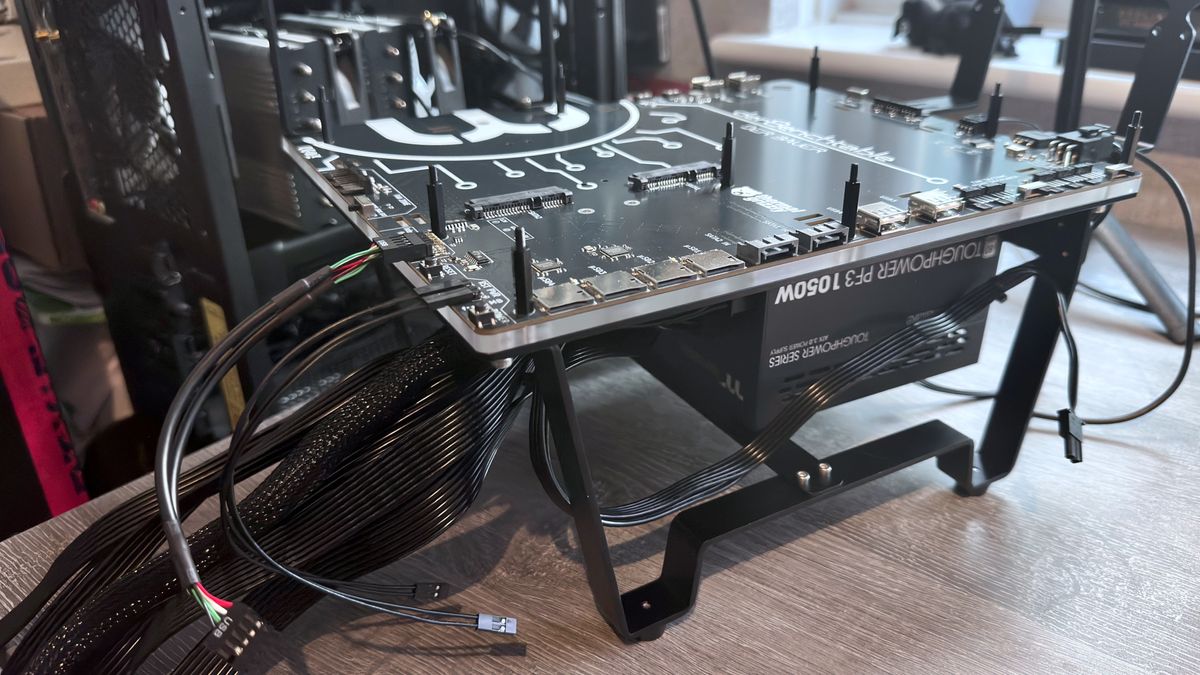 A photo of the Thermal Grizzly Der8enchtable test platform, with header and USB cables installed