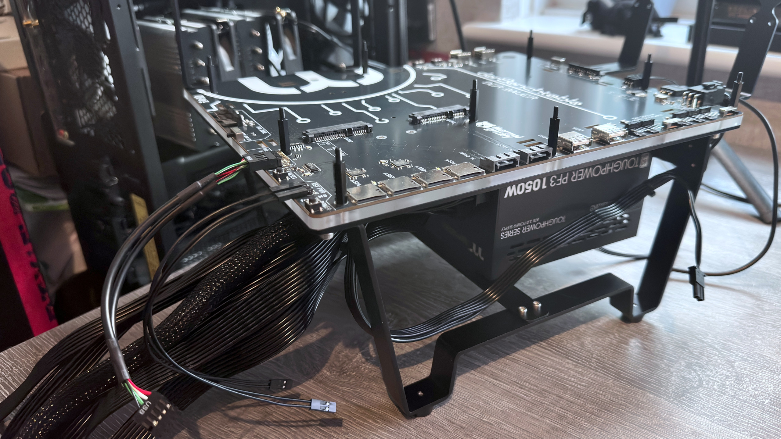 A photo of the Thermal Grizzly Der8enchtable test platform, with header and USB cables installed