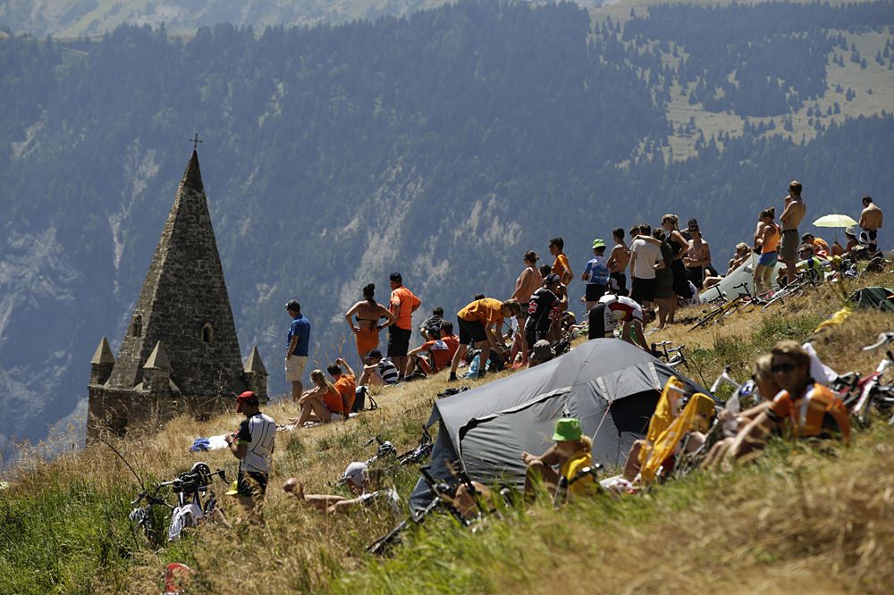 Fans line the roads at the l'Alpe d'Huez summit