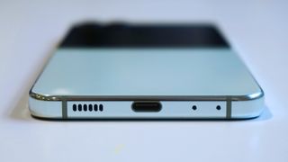 USB-C-porten på underkanten av en Samsung Galaxy Z Flip 5.
