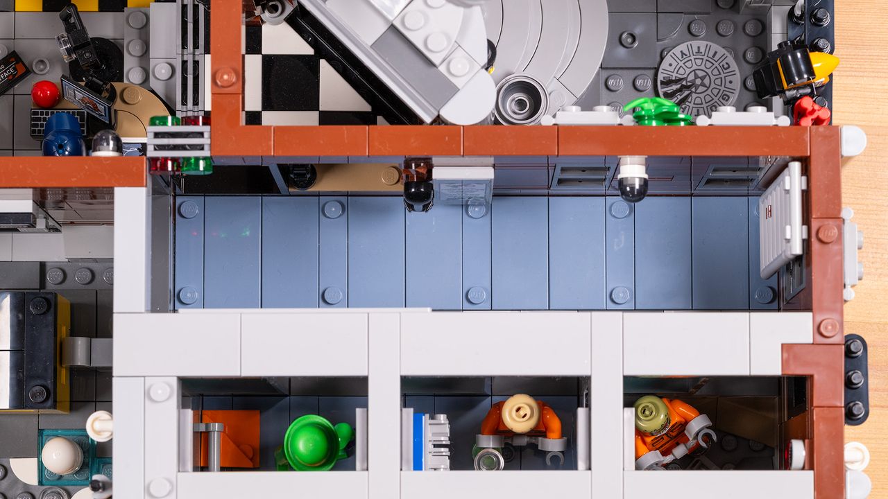 Lego DC Arkham Asylum (#76300) lego set, top-down view of the interior