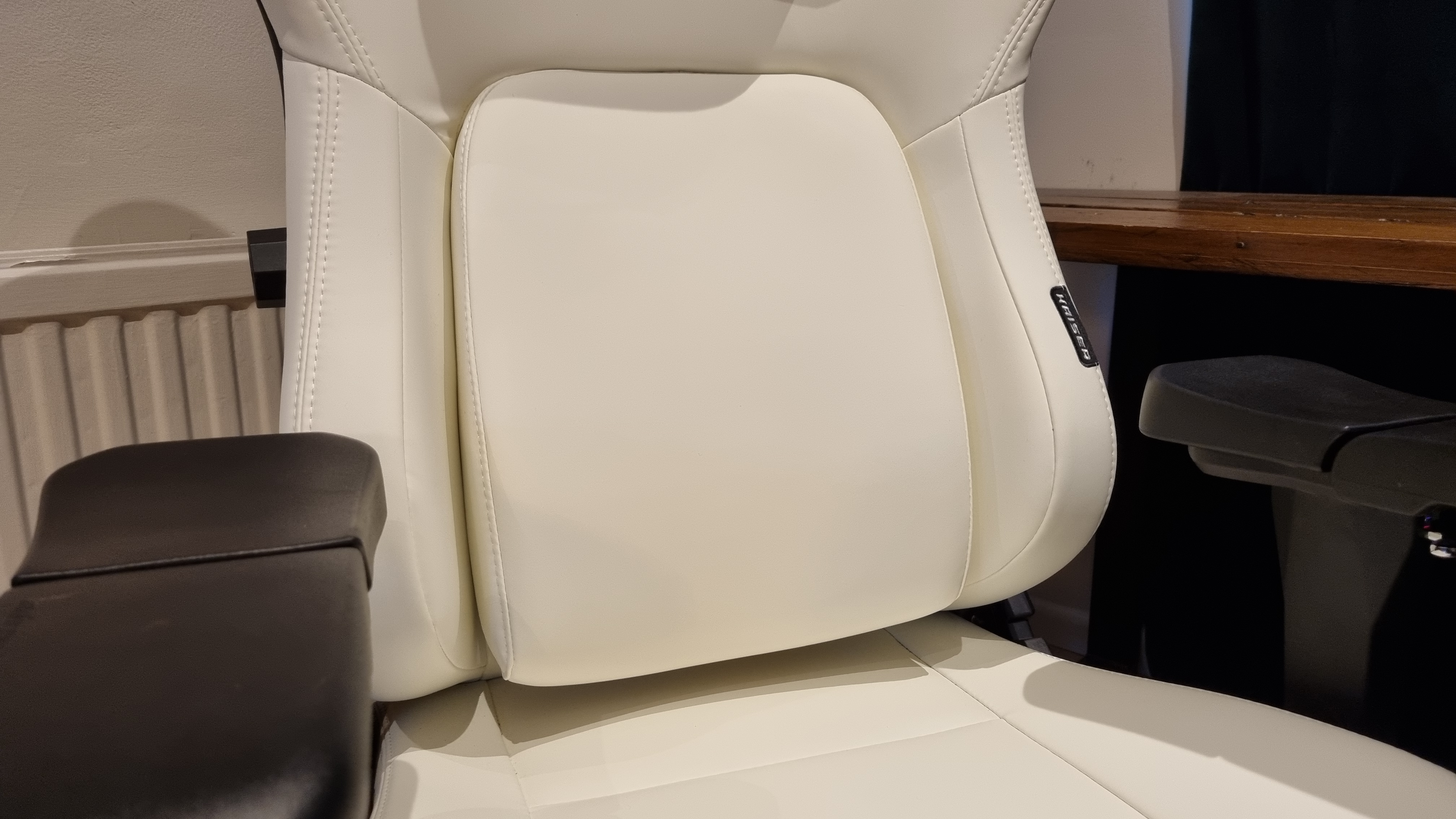 The pop-out lumbar support cushion of the AndaSeat Kaiser 4 XL