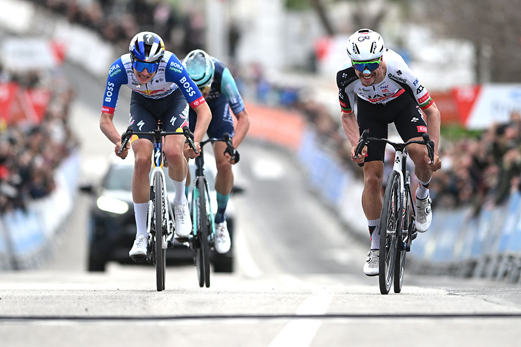 João Almeida correu com outros dois antes de chegar à meta.