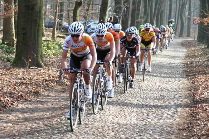 Annemiek van Vleuten leading the chase group