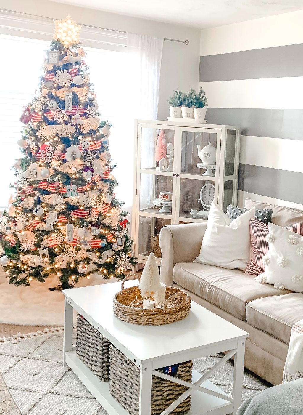 16 farmhouse Christmas tree decor ideas to recreate for the holidays ...