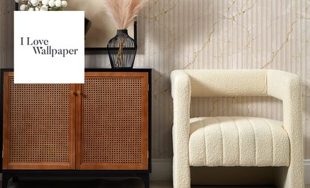 I love wallpaper logo top left with a picture of a chair 