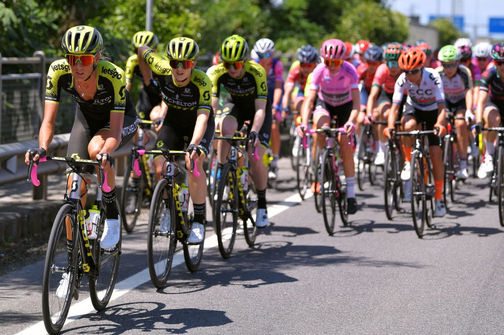 The whole Mitchelton-Scott team got pink bar tape for stage 10