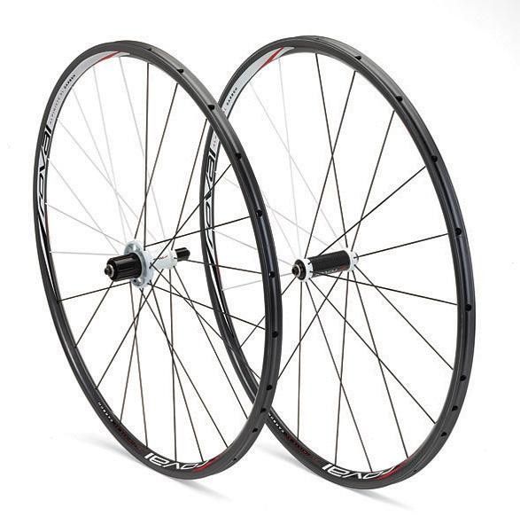The new Roval Alpiniste SL Carbon has a claimed weight of just 1060g for the pair.