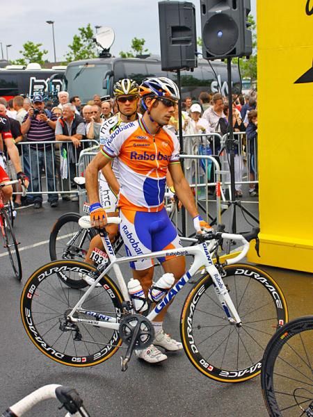 Former world champion Oscar Freire (Rabobank) gets ready to start the day.