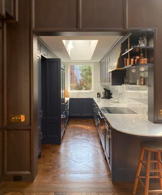 Kitchen with a centralized fridge to hid the sink