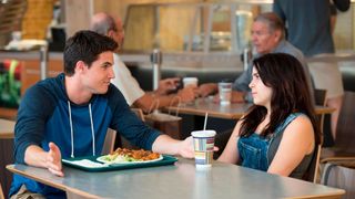 Robbie Amell and Mae Whitman in The Duff