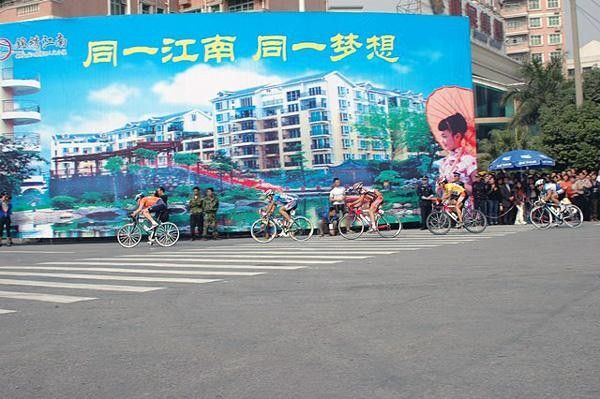 Racing action from stage 2.