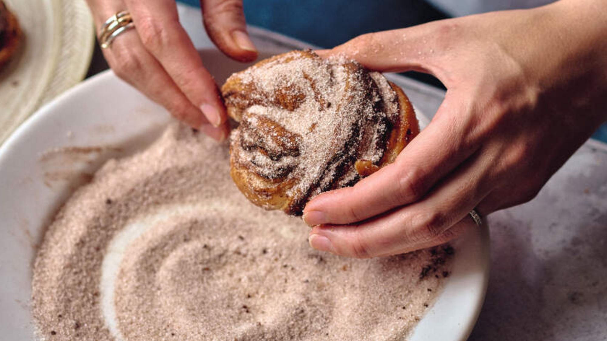 amlou cinnamon knots