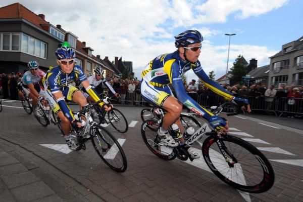 The Vacansoleil team works to protect race leader Lieuwe Westra