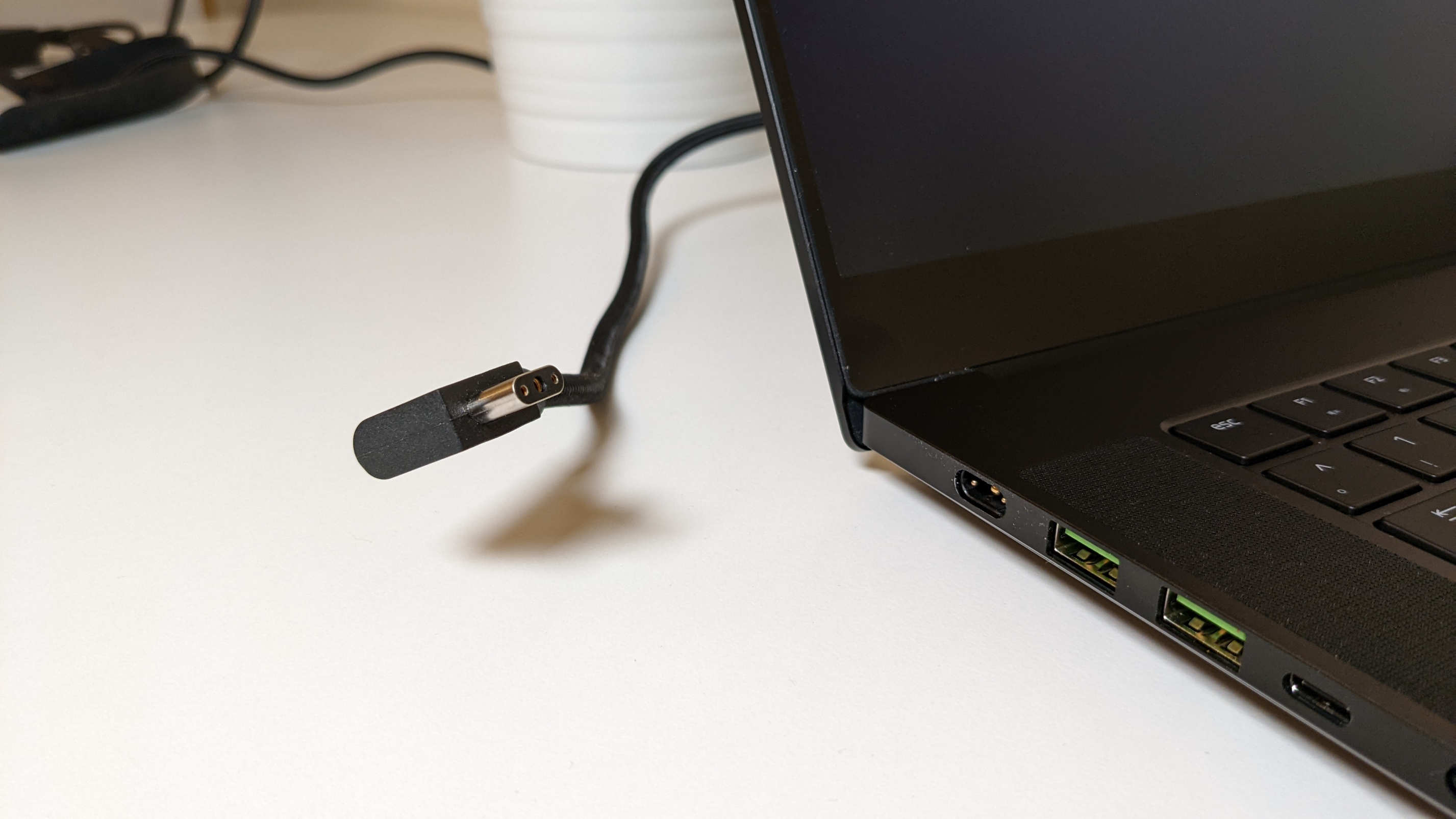 Nahaufnahme der rechten Anschlussseite des Razer Blade 15 Advanced mit Netzteilstecker im Bild