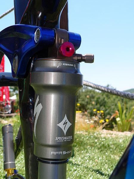 The bulged air can on the S-Works Safire FSR allows for a more linear spring rate towards the end of the travel.