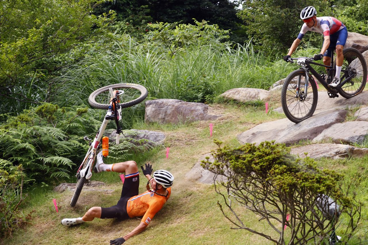 Tokyo 2020 Olympic Games - Olimpiadi Tokyo 2020 - Men&acirc;s MTB Race - Izu Mountain Bike Course 41km - 26/07/2021 - Crash - Mathieu Van Der Poel (NED - Alpecin-Fenix) - Thomas Pidcock (GBR) - photo Luca Bettini/BettiniPhoto&Acirc;&copy;2021