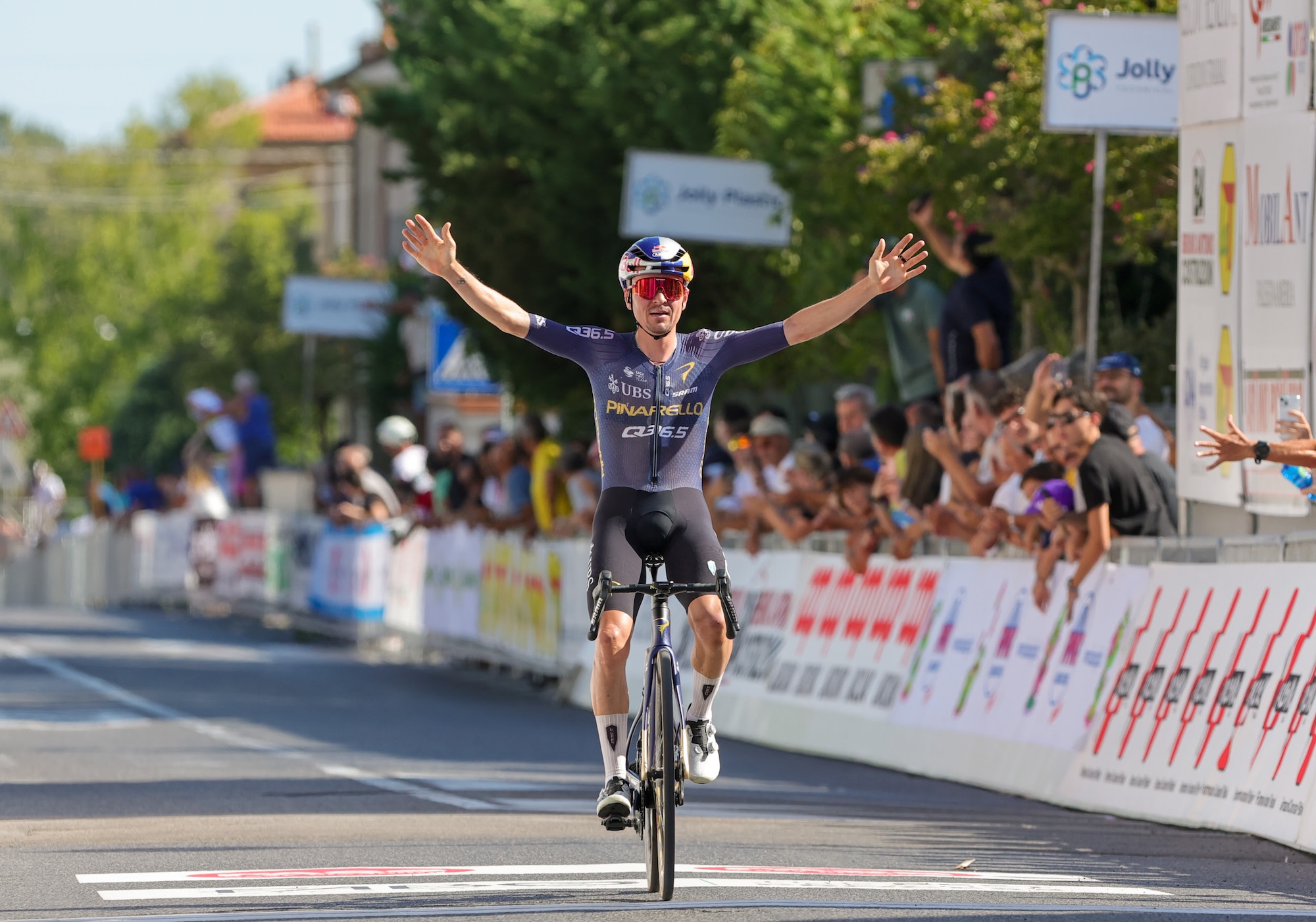 Tom Pidcock wins in Italy at the 2026 Gran Premio Industria &amp; Artigianato di Larciano