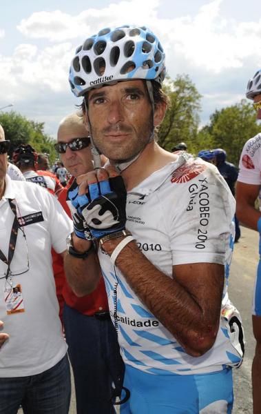 Ezequiel Mosquera (Xacobeo Galicia) after his crash in the Vuelta a Espa&ntilde;a stage 17