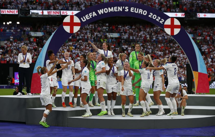 England&#039;s players celebrate after their 2-1 win over Germany in the final