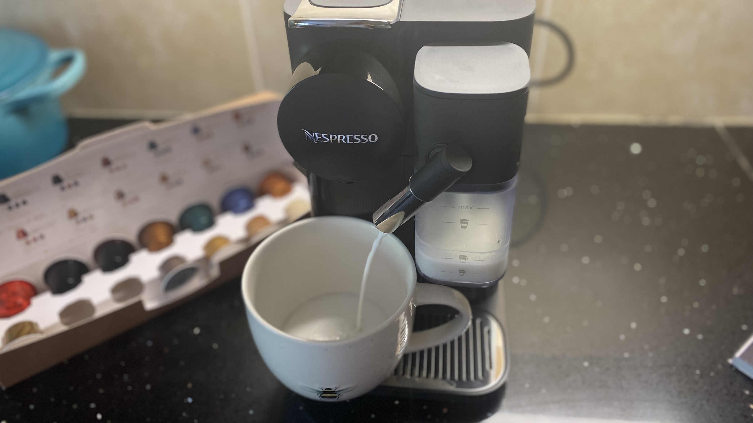 O De'Longhi Nespresso Lattissima One possui um sistema de cappuccino rápido