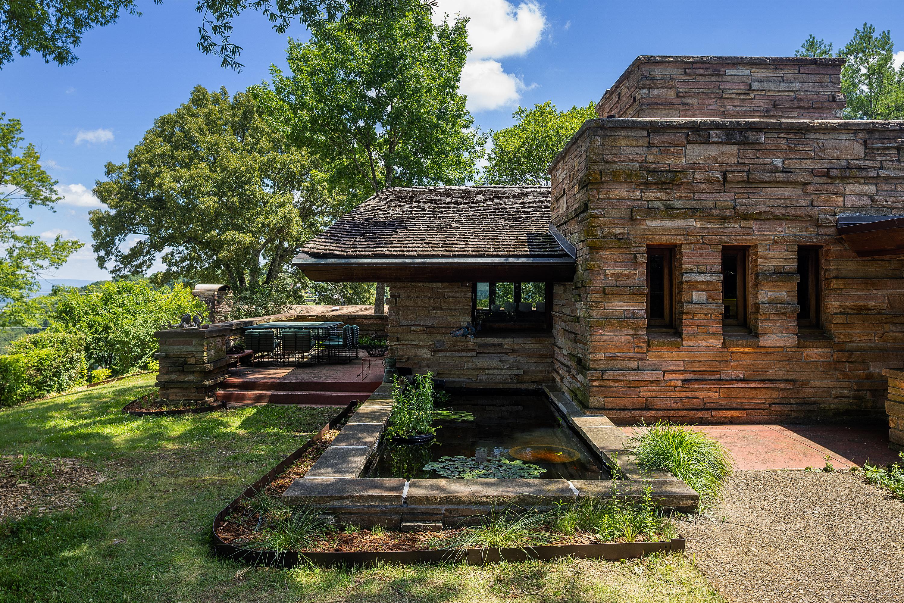 frank lloyd wright shavin house in tennessee, on the market for $1.6 million