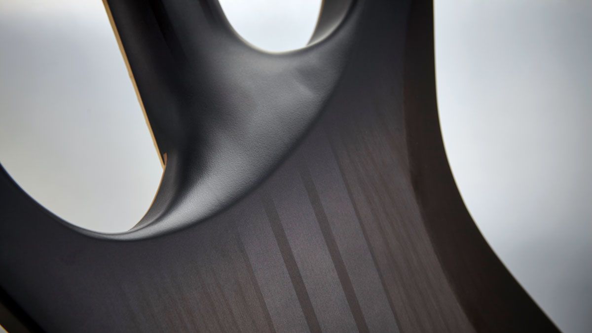 The shallow heel makes fretting higher up the neck almost effortless