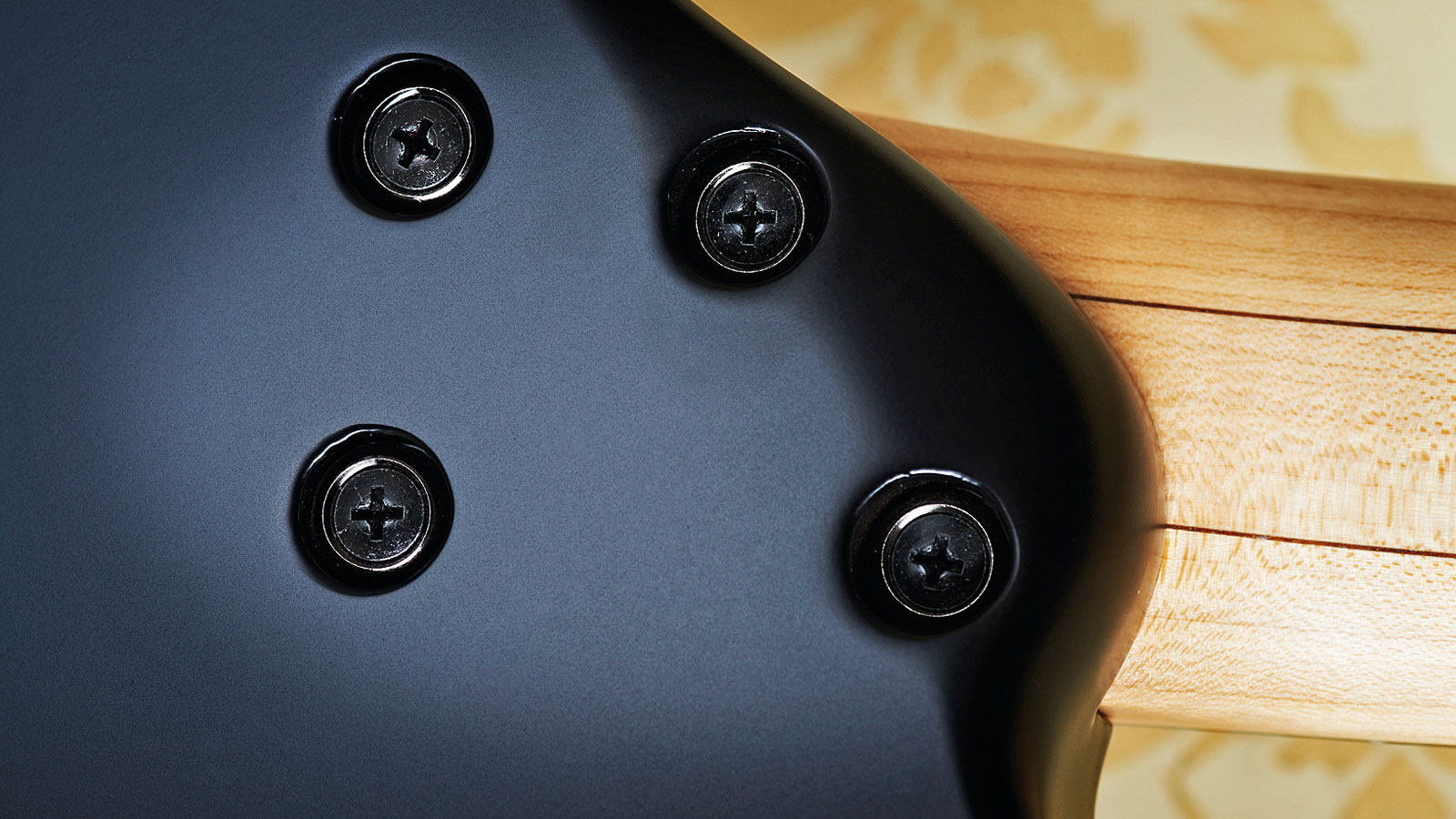 A well thought-out four-bolt neck joint that allows comfortable access right up to the guitar's 24th jumbo fret
