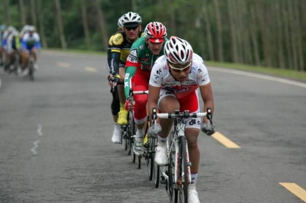 Jang Gyung Gu (Seoul) decides it's time to catch the leaders after the climbs.