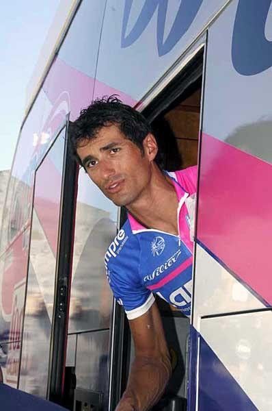 Daniele Bennati (Lampre-Fondital) shyly comes out of the bus but he is ready to race for another sprint win.