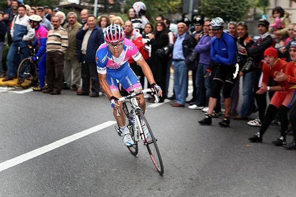 The fans helped Cunego by cheering him on like crazy.