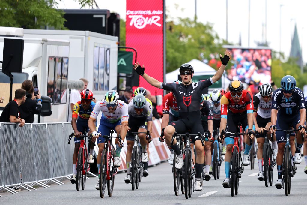 Arvid De Kleijn (Tudor) wins the final stage ahead of Phil Bauhaus (Bahrain Victorious) and Marius Mayrhofer (dsm-firmenich)