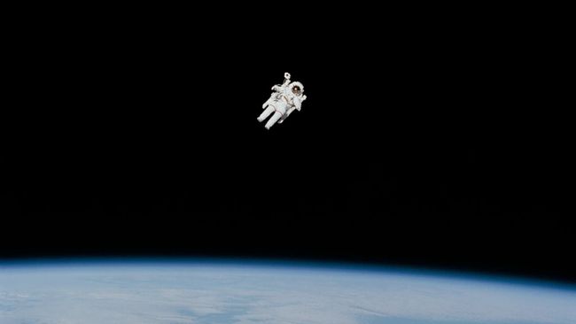 Space photo of the week: Bruce McCandless II floats untethered as the ...