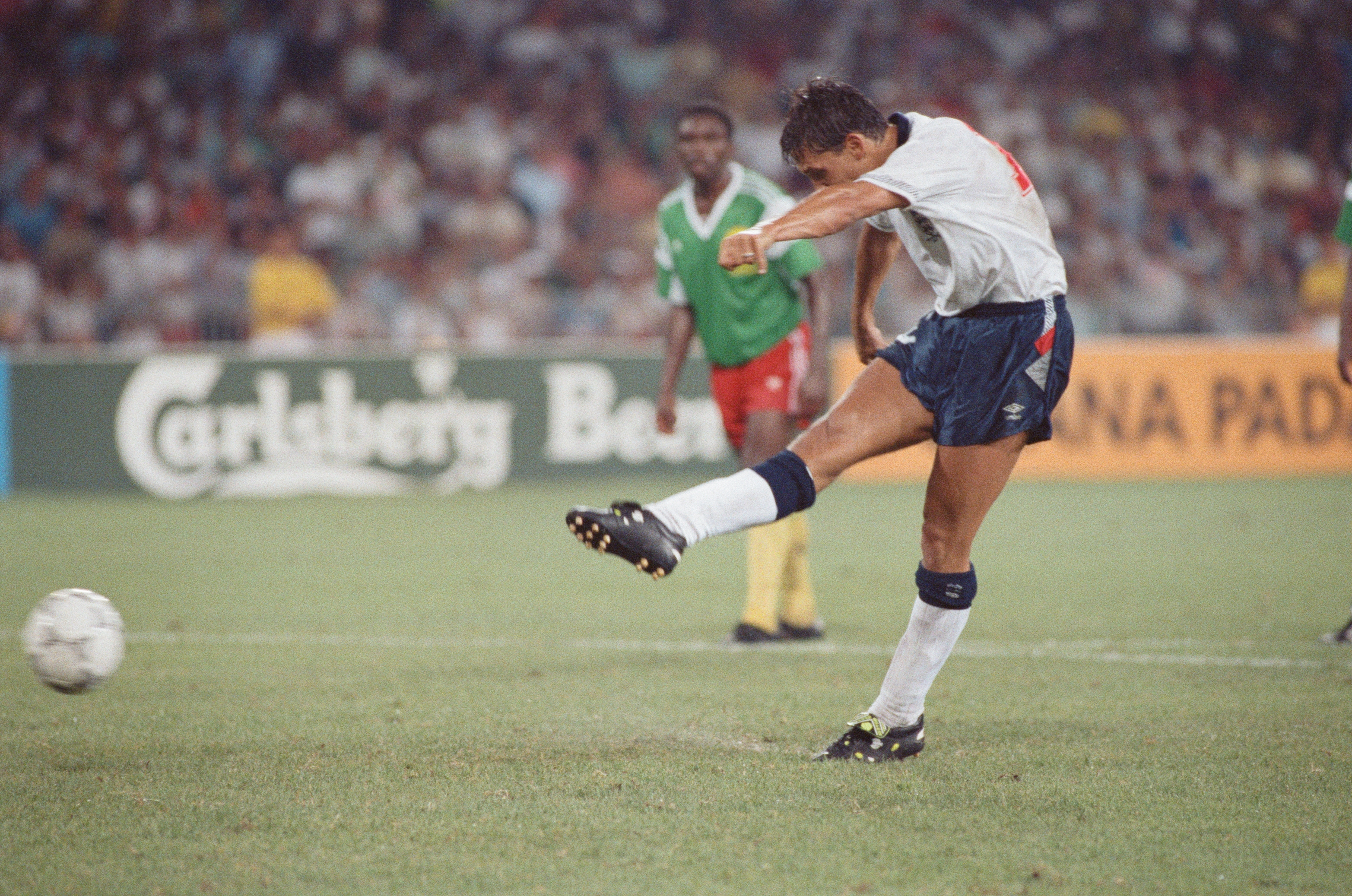 O atacante inglês Gary Lineker marca o gol decisivo de pênalti Na prorrogação, 1º de julho de 1990, finais da Copa do Mundo da FIFA, partida das quartas de final Em Nápoles, Inglaterra 3 x Camarões 2