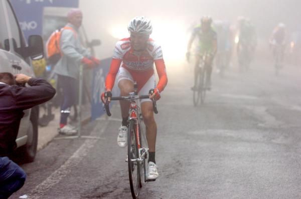 Garzelli in the mist: Stefano Garzelli (Acqua &amp; Sapone) pushes the pace on the Terminillo