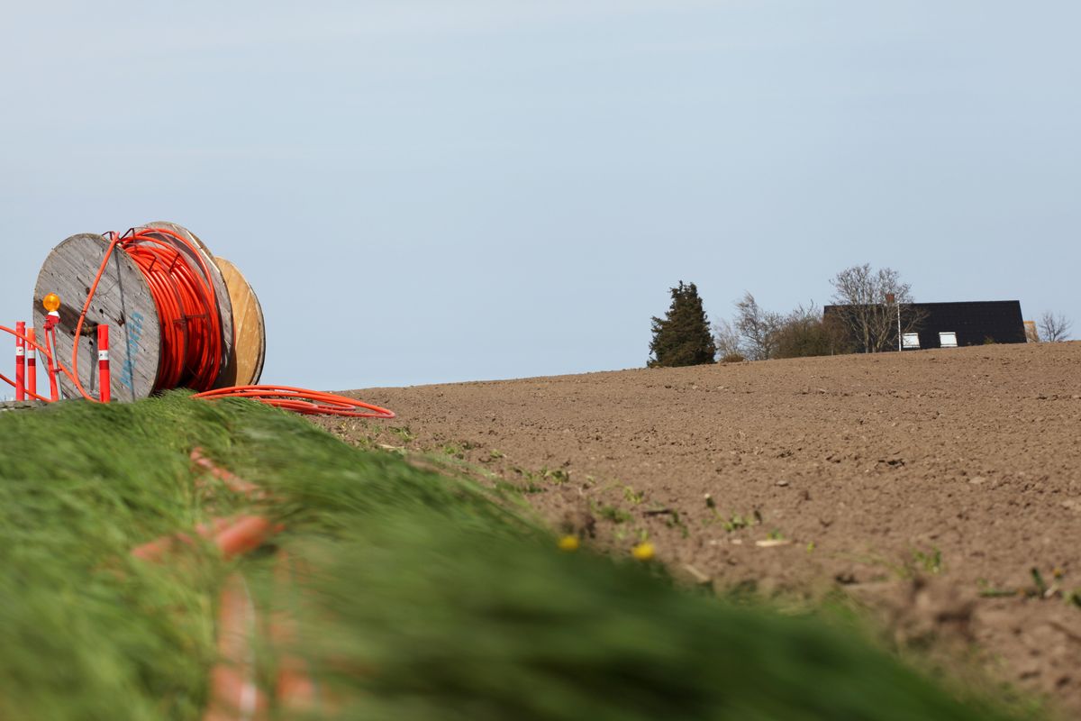 Laying rural fibre